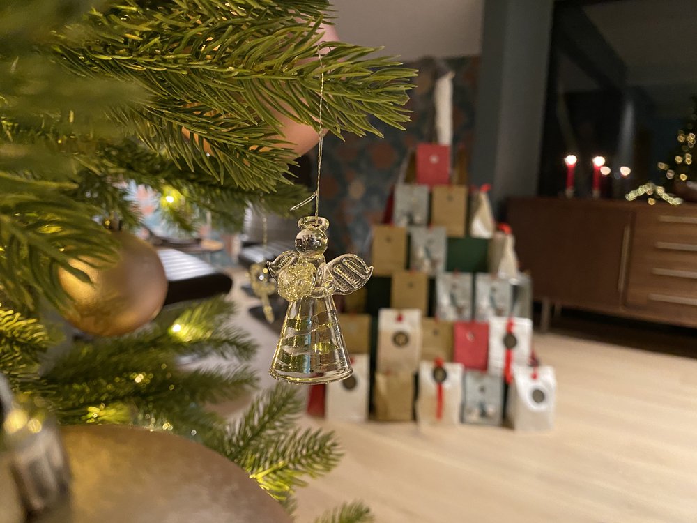 Glassengler på treet og barnas hjemmelagede adventskalender.