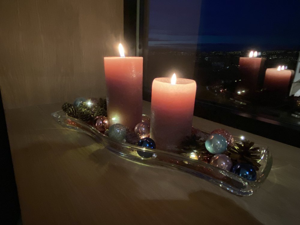Julekulene skinne i lyset fra flammene. Kongler fra lerk.